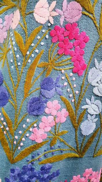 Detail výšivky s kvetinovým vzorom