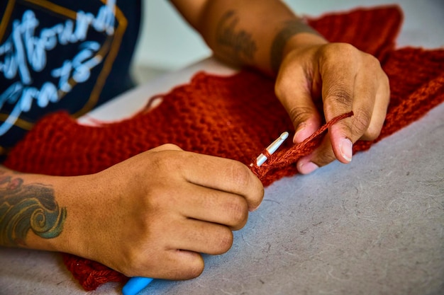 Remeselník pri výšivke