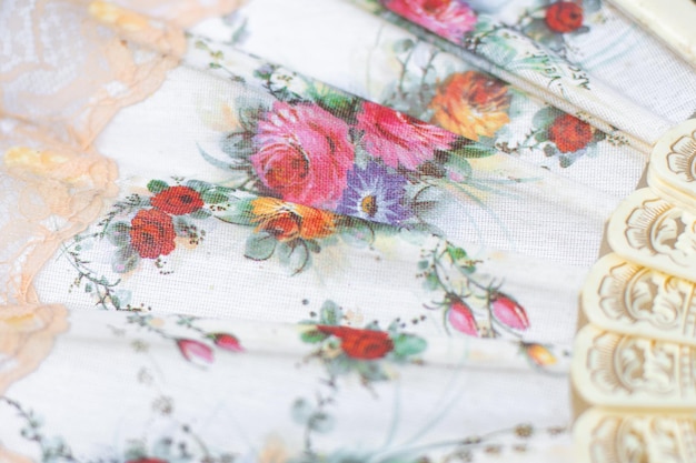 Ručná slovenská výšivka na látke